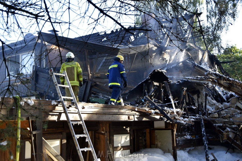 Grossfeuer Einfamilienhaus Siegburg Muehlengrabenstr P1215.JPG - Miklos Laubert